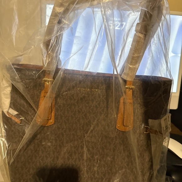 Michael Kors - Picture 2 of 2